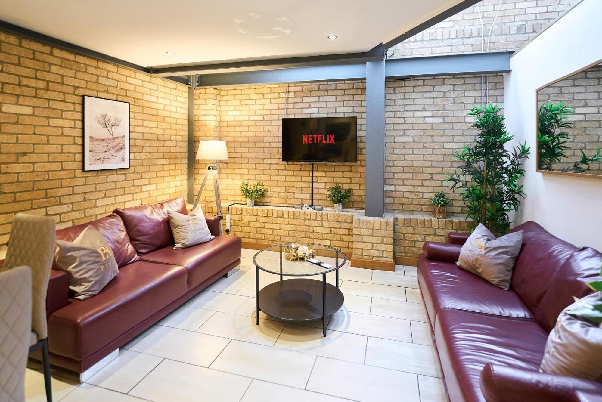 Apartment Burgundy Bliss Elegant Retreat - Pluxa Mocha London